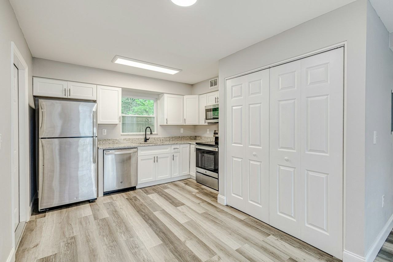8725 North 50th Street, Unit D - Photo 5 of 18