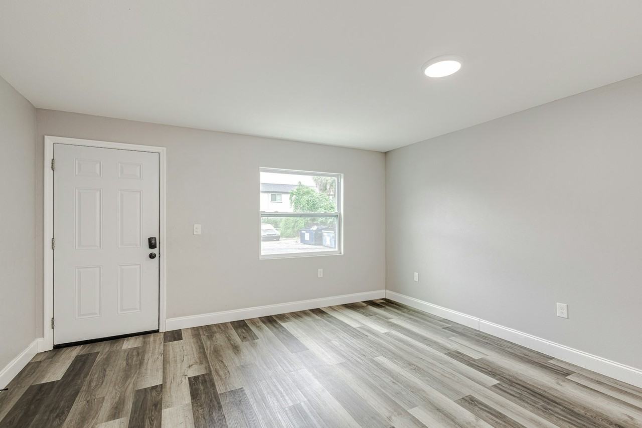 8725 North 50th Street, Unit D - Photo 6 of 18