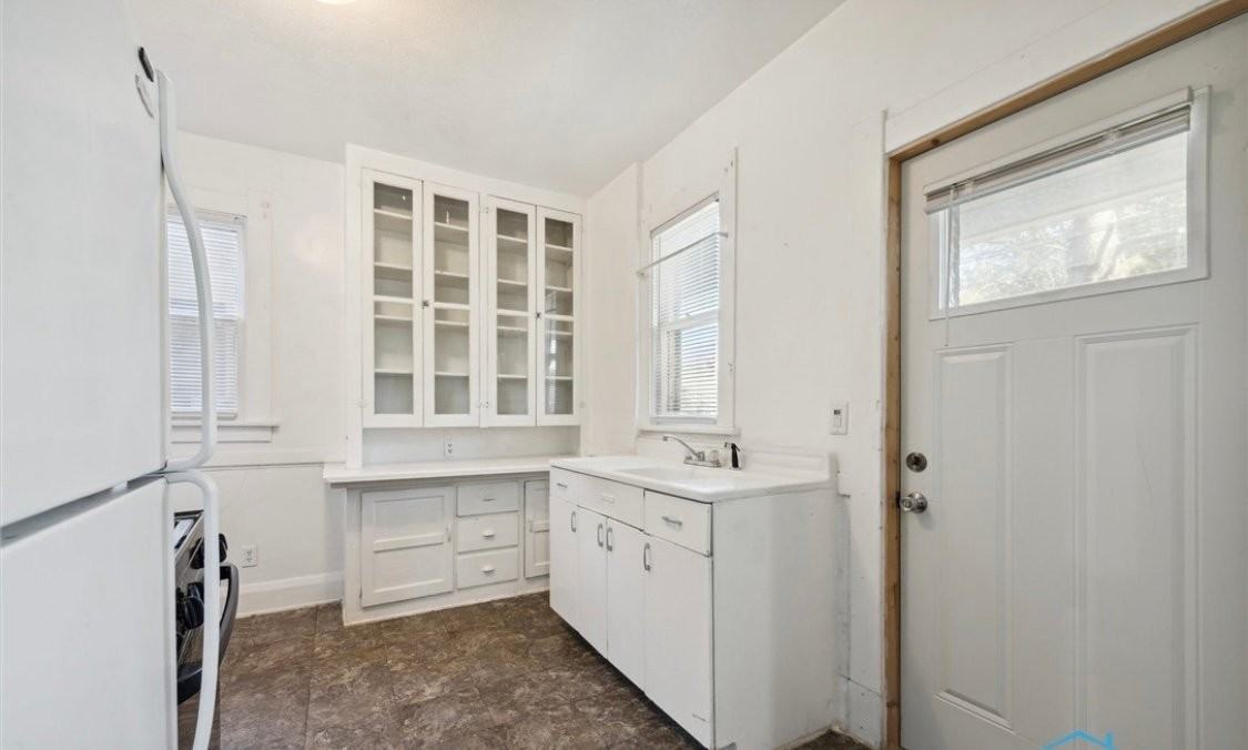 1846 Genesee St - Photo 4 of 14
