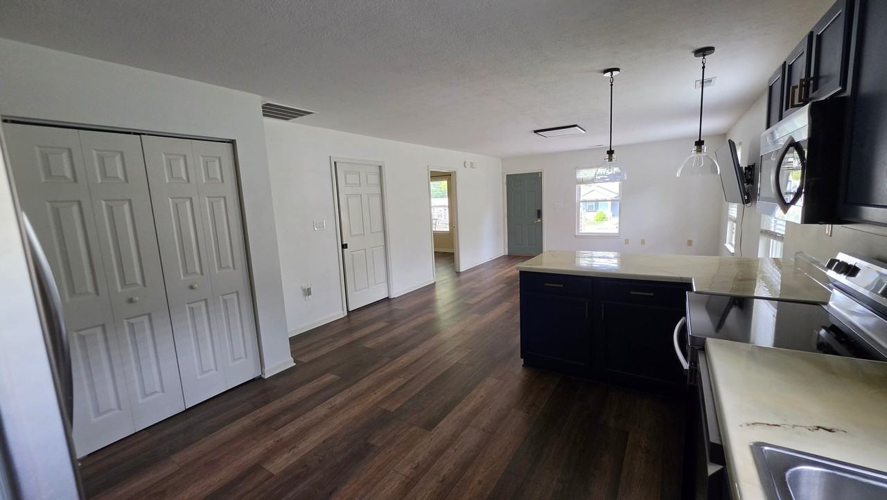 615 W Allen St - Photo 4 of 19