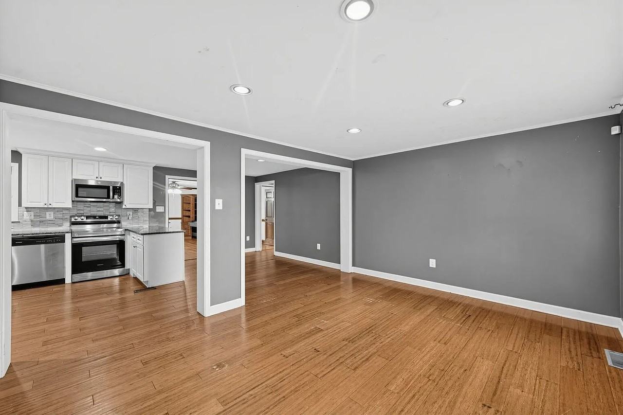 205 Manning Rd E - Photo 4 of 14