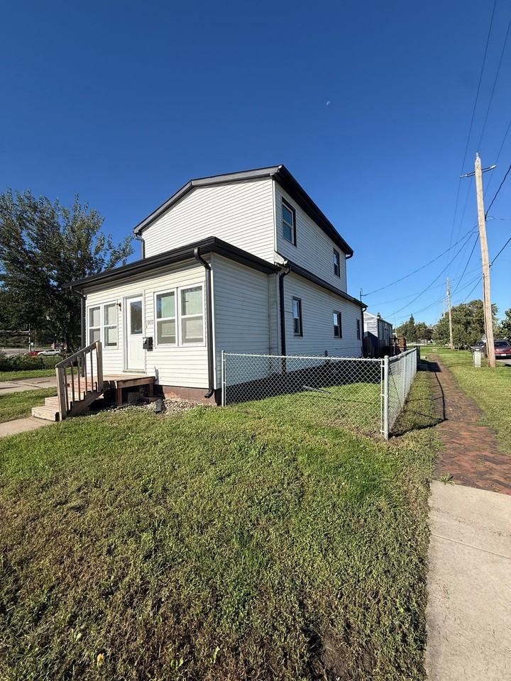 1900 Se 1st St - Photo 3 of 17