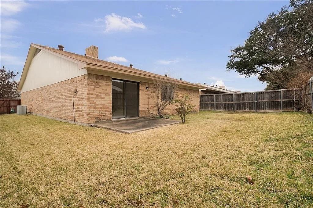 2219 Benbrook Dr - Photo 2 of 17