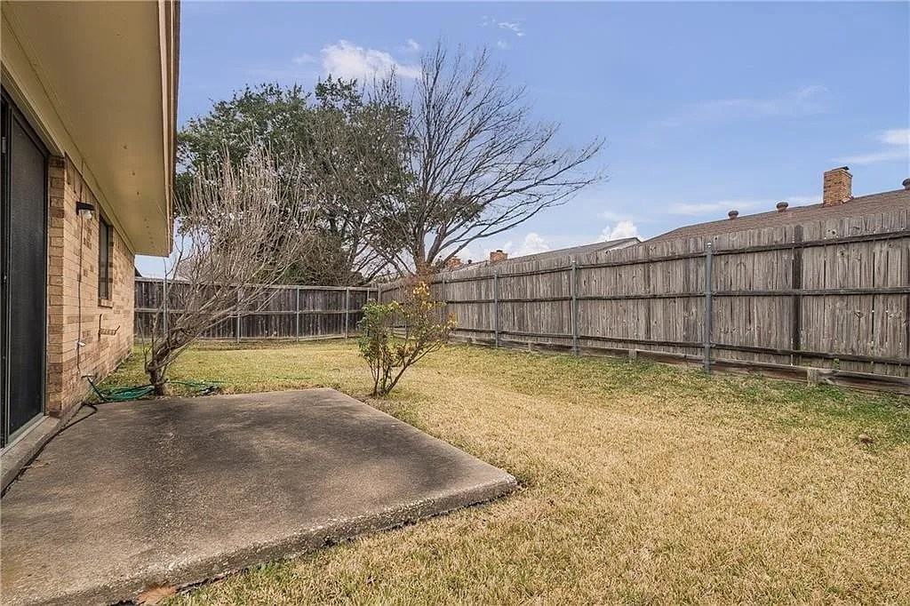 2219 Benbrook Dr - Photo 3 of 17