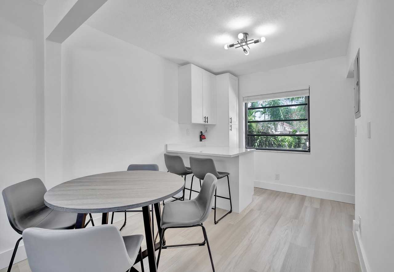 618 Sw 7th Ave - Photo 4 of 12