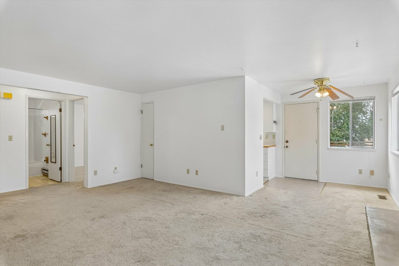 533 N 104th St #B - Photo 4 of 12