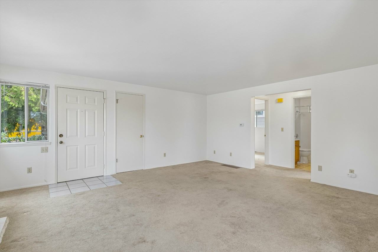 533 N 104th St #B - Photo 5 of 12