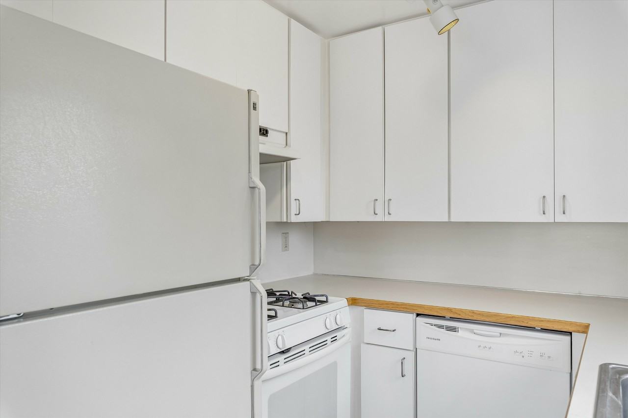533 N 104th St #B - Photo 7 of 12