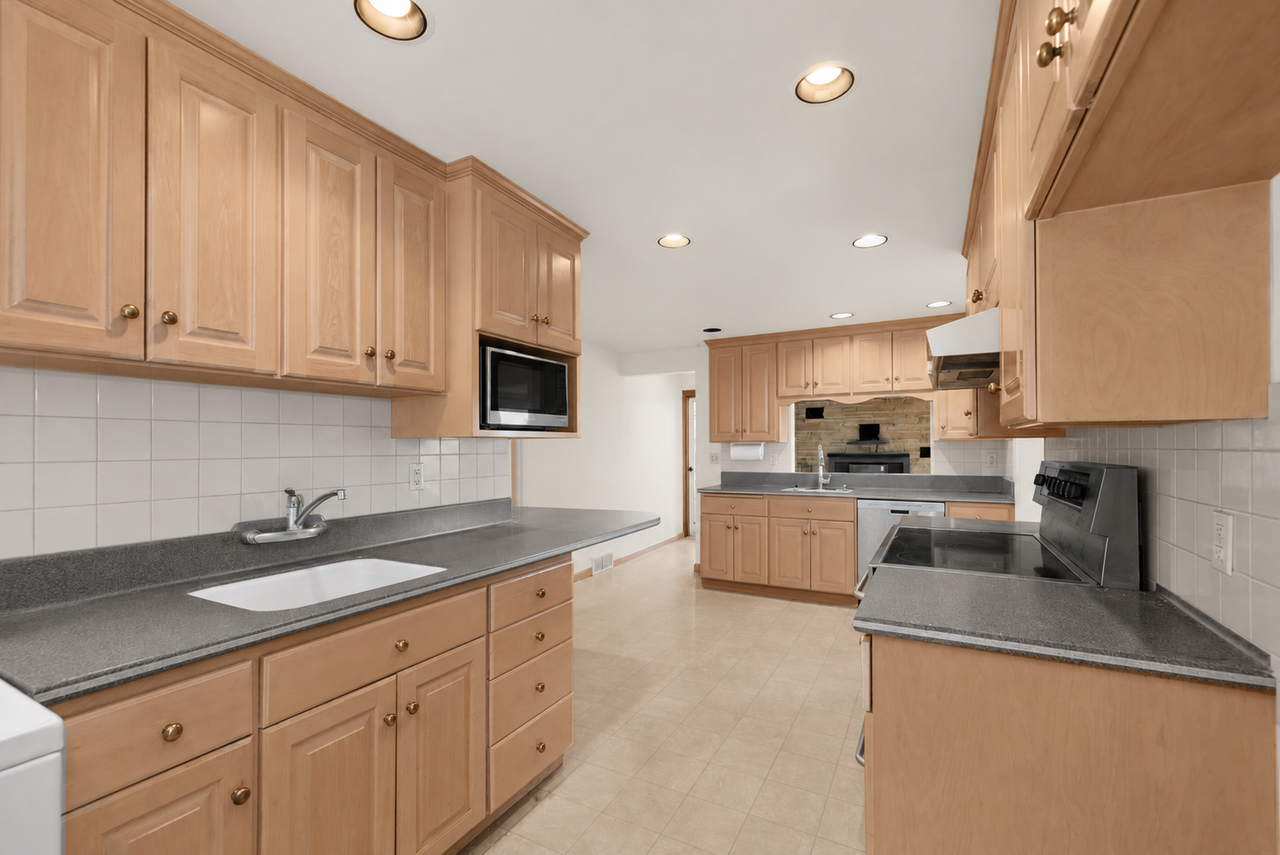 10323 48th Ave Ne - Photo 4 of 14
