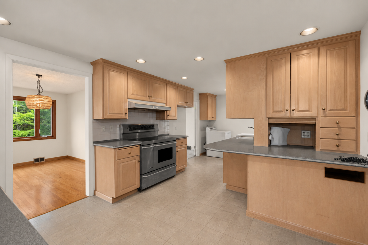 10323 48th Ave Ne - Photo 5 of 14