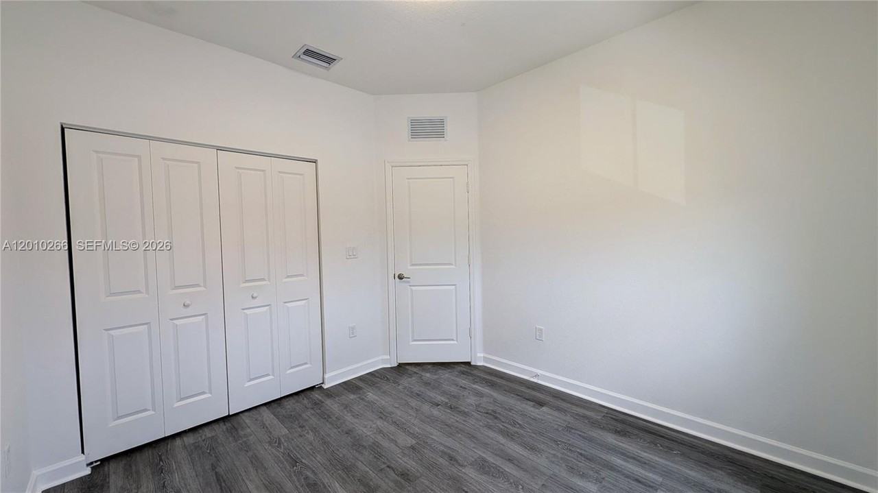 919 Nw 8th Ave - Photo 4 of 7