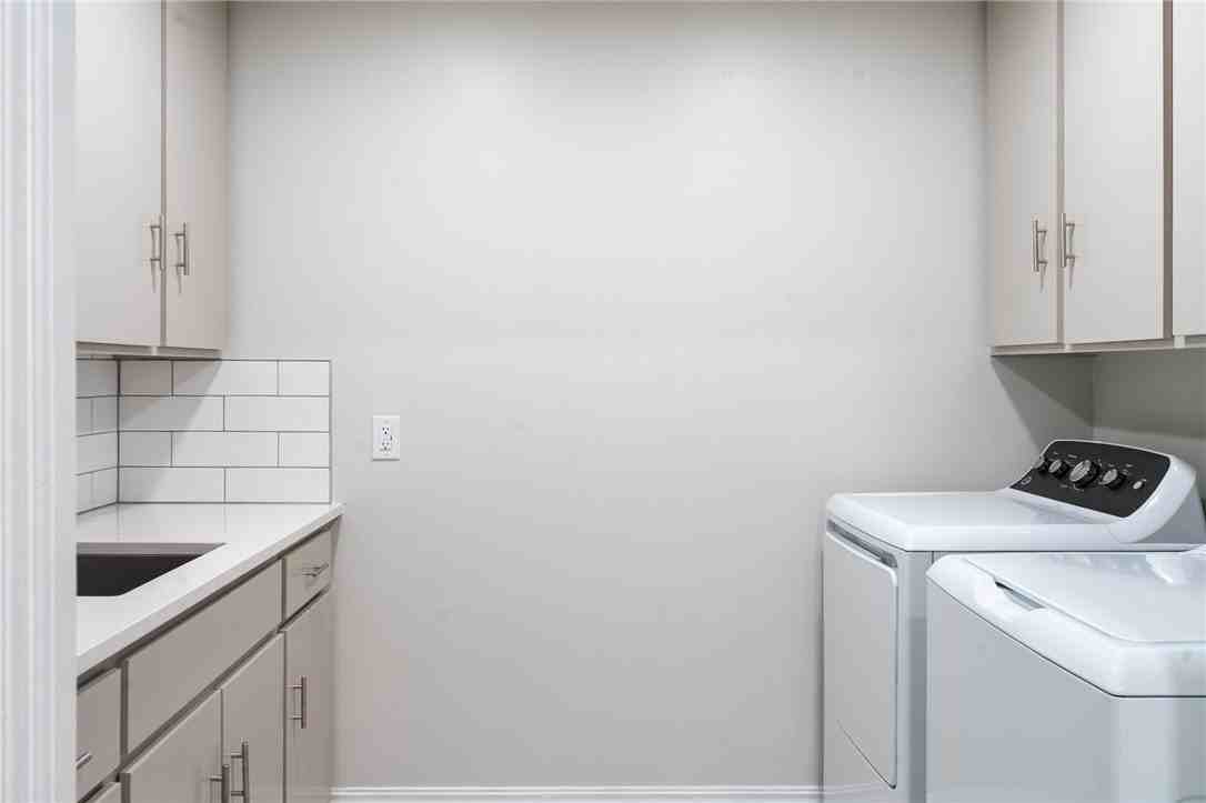 1336 W Twin Springs St - Photo 2 of 17