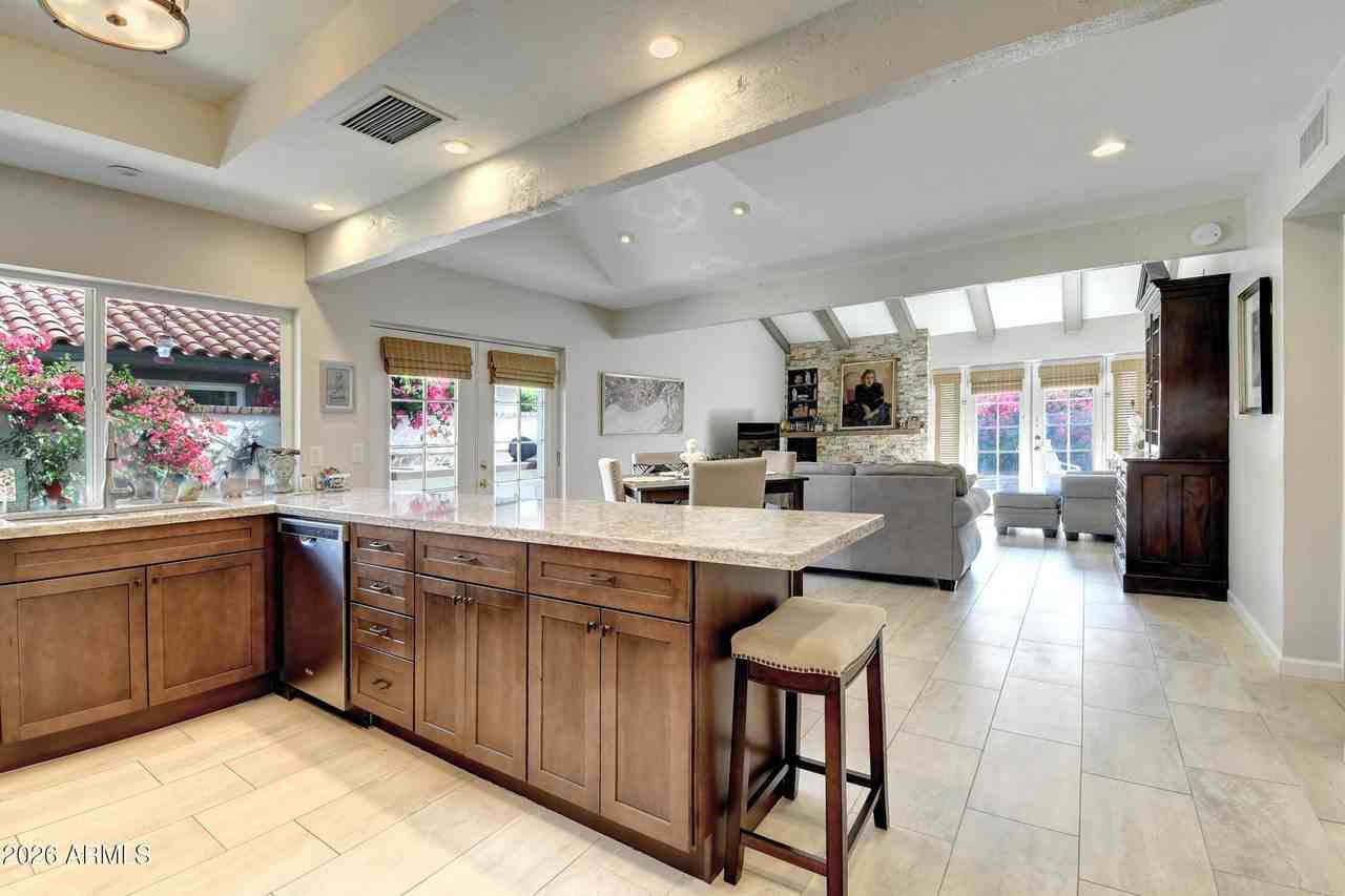 5718 N Scottsdale Rd - Photo 4 of 18