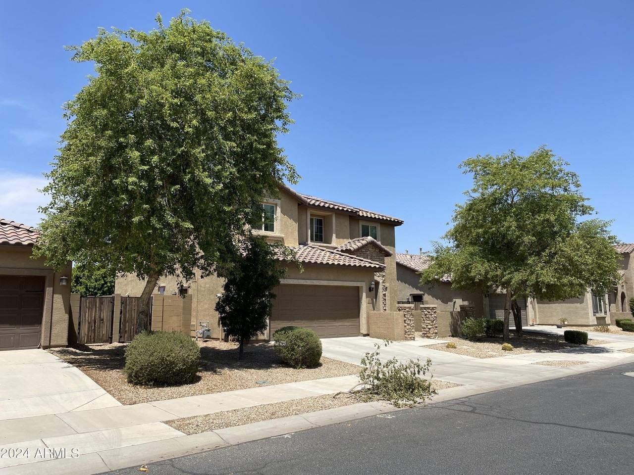 17560 W Lilac St - Photo 3 of 37