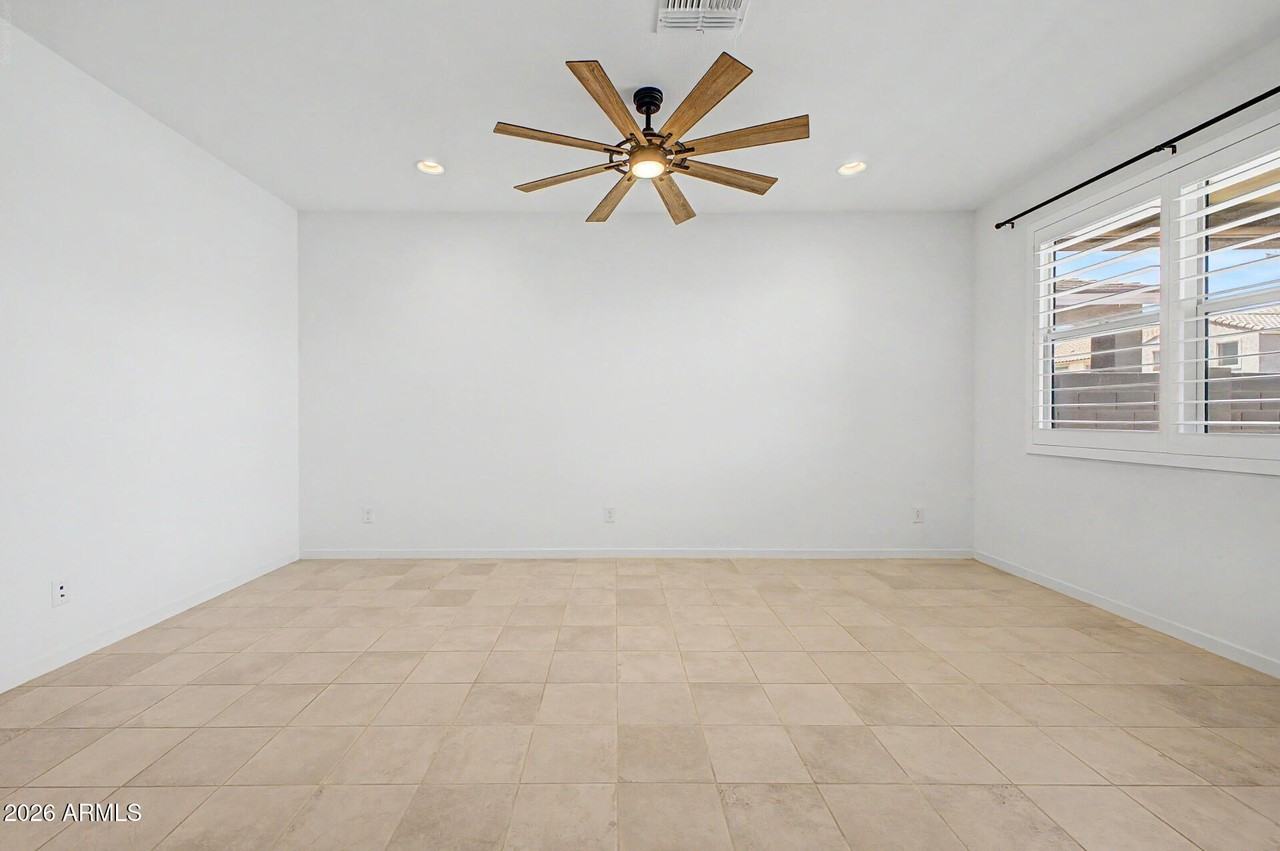 6842 W Beth Dr - Photo 4 of 33