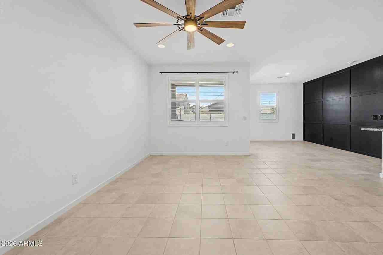 6842 W Beth Dr - Photo 5 of 33
