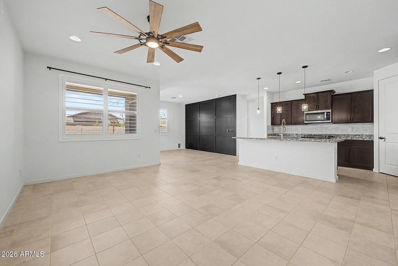 6842 W Beth Dr - Photo 6 of 33