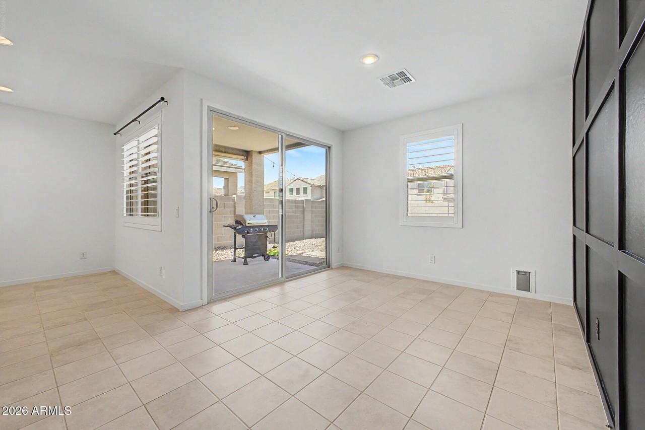 6842 W Beth Dr - Photo 7 of 33