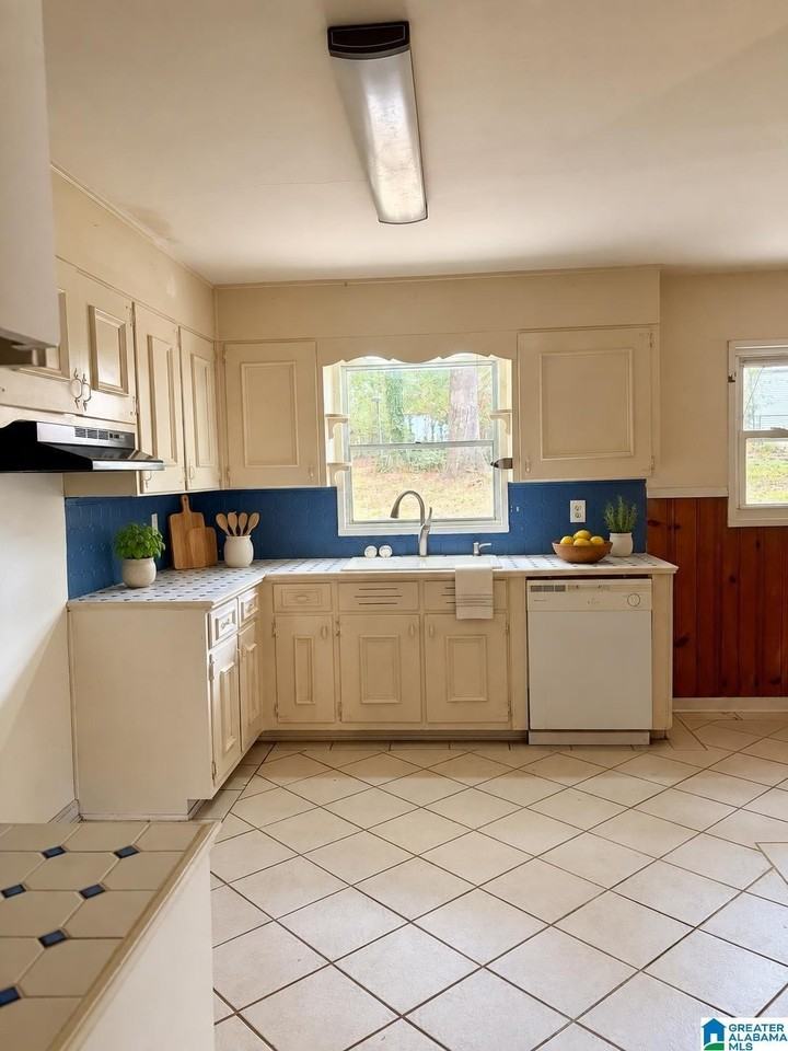 316 18th Ct Nw - Photo 3 of 21