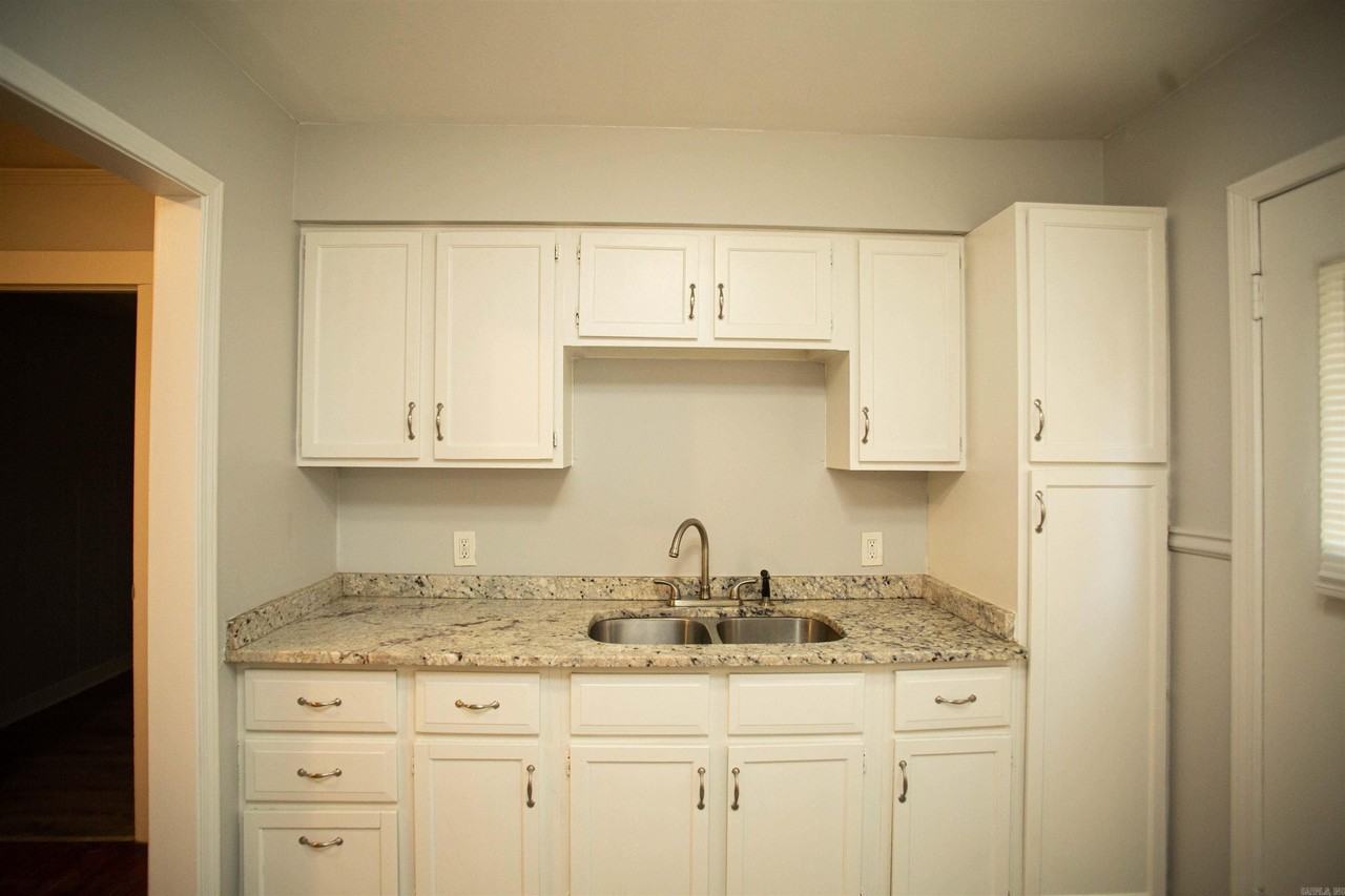 301 Boggs St - Photo 7 of 18