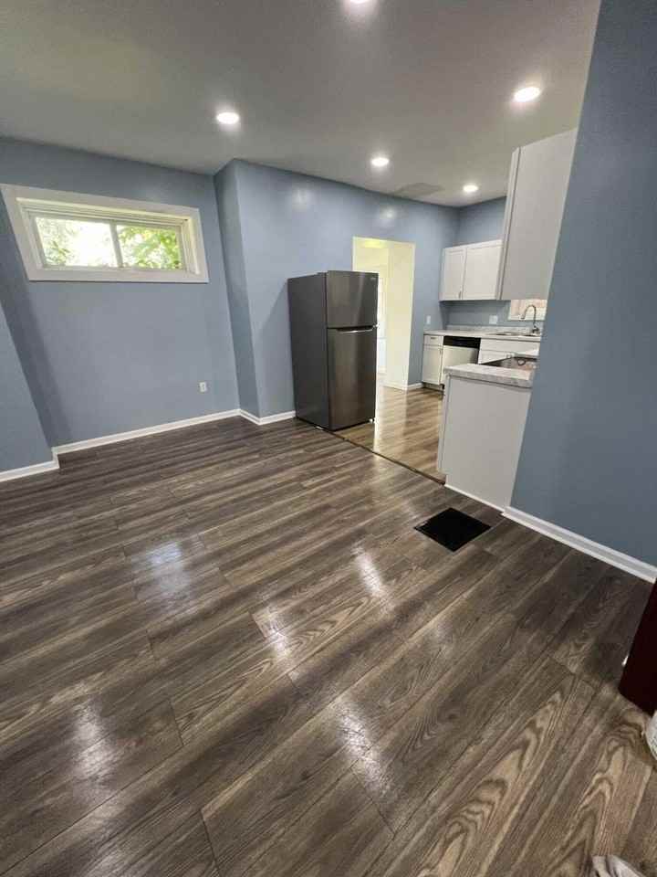 1031 Linwood Ave - Photo 4 of 14