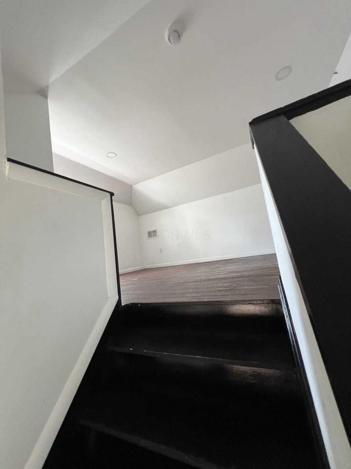 1031 Linwood Ave - Photo 6 of 14