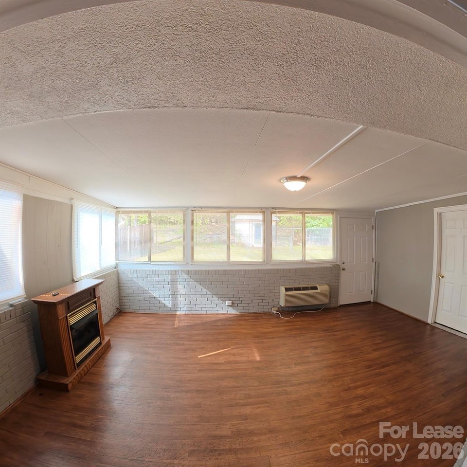 318 Fulton St - Photo 5 of 11