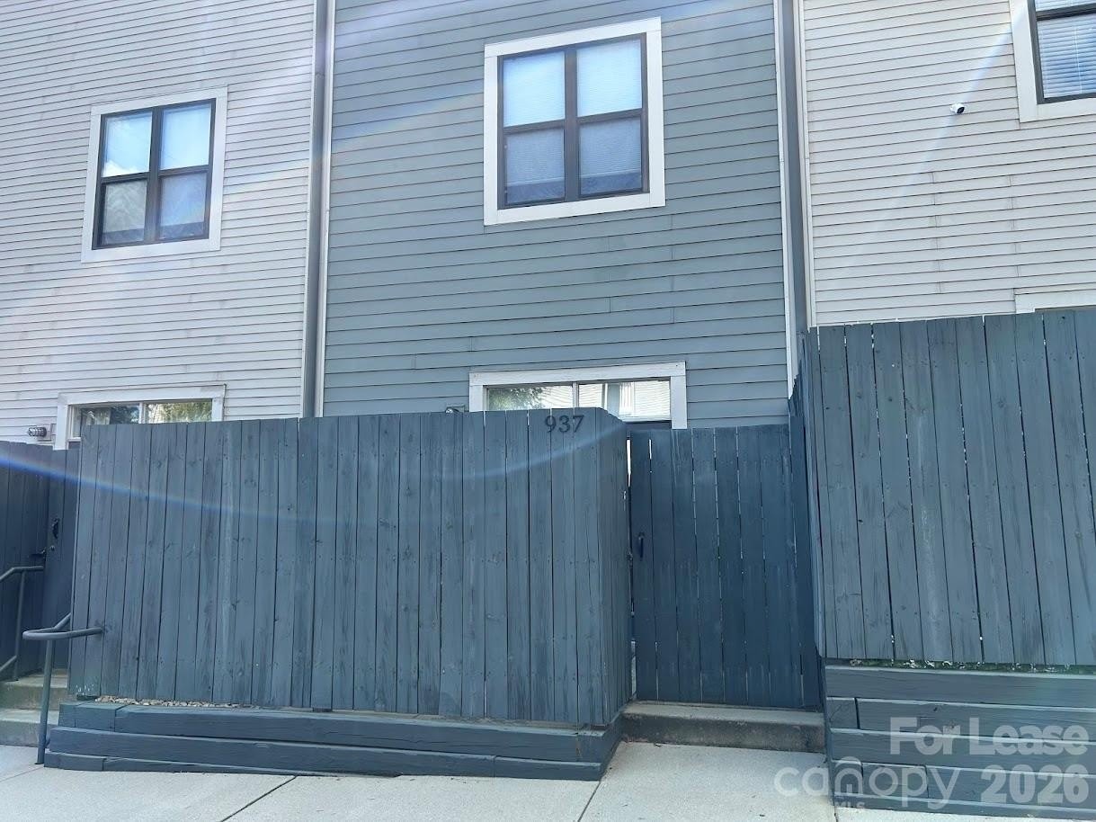 937 E 7th St - Photo 2 of 28