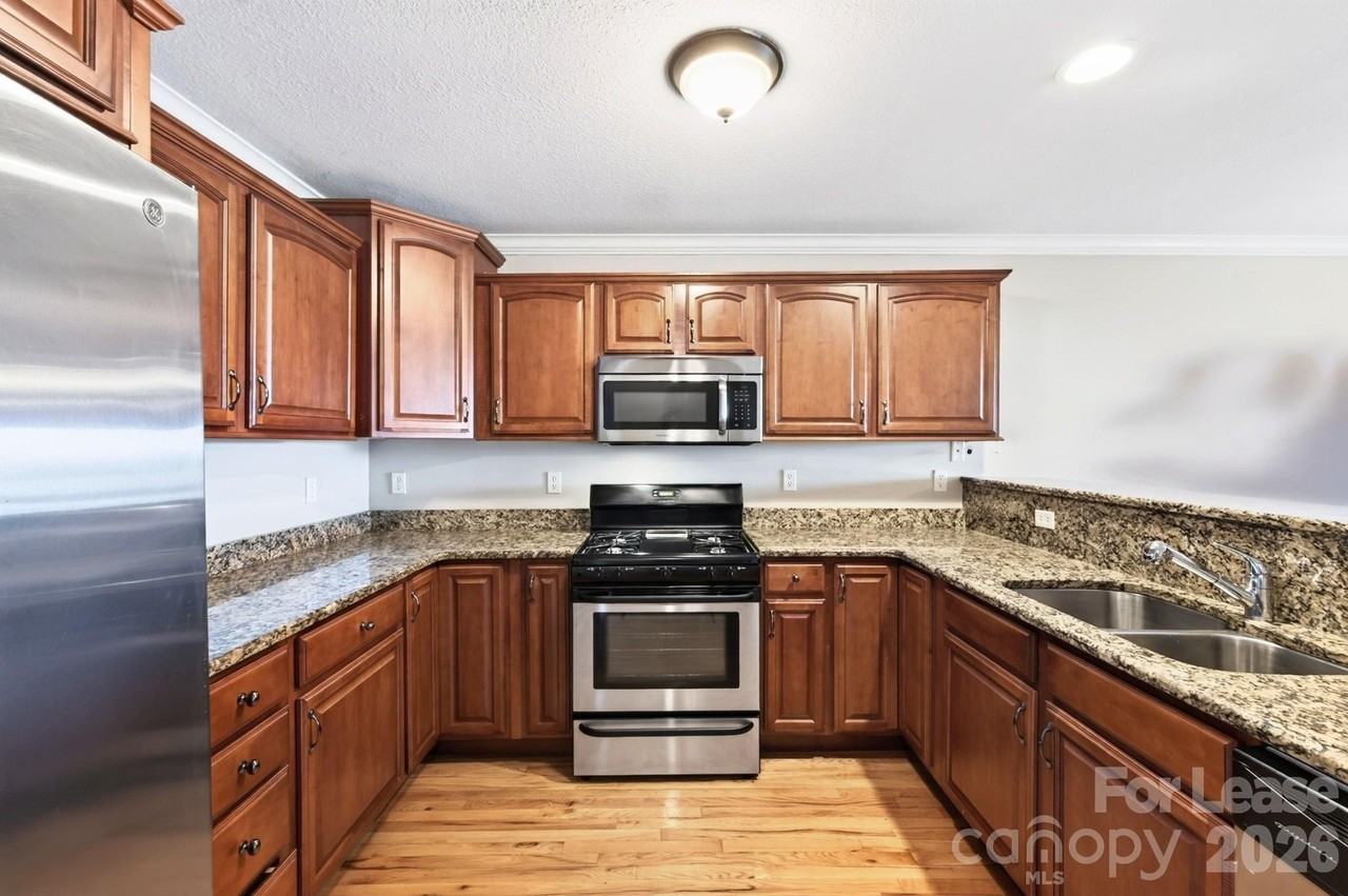 73 Rotunda Cir - Photo 3 of 23