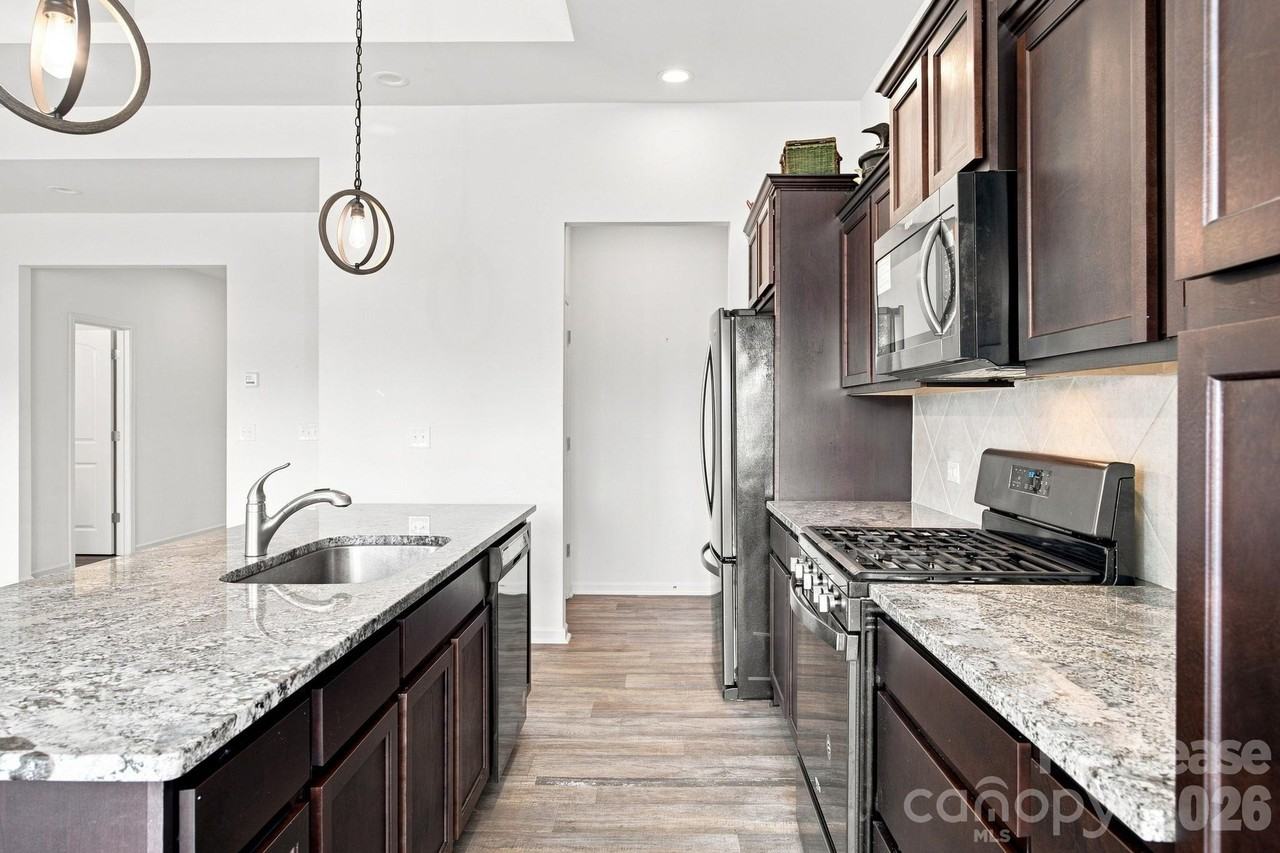 219 Canada Dr - Photo 6 of 33