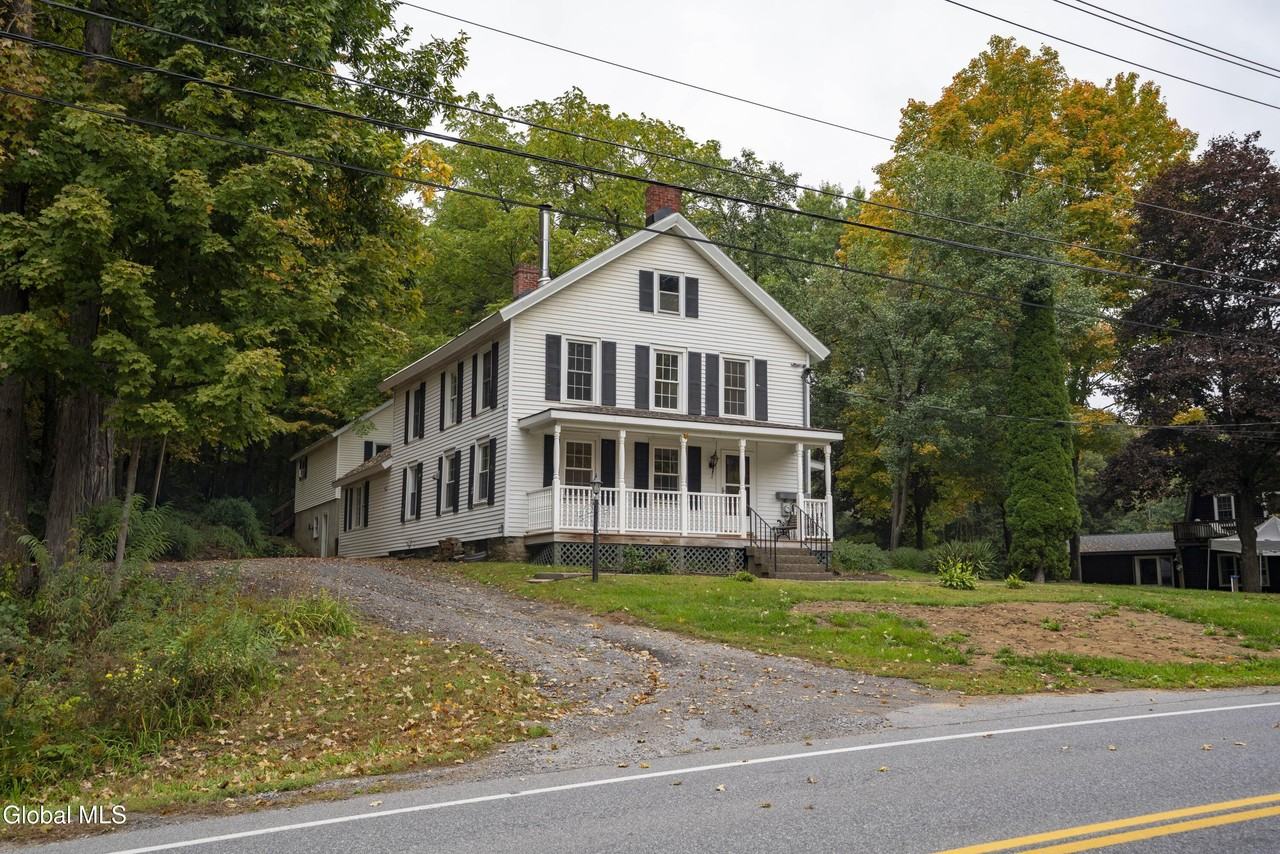 137 Daniels Rd - Photo 2 of 25