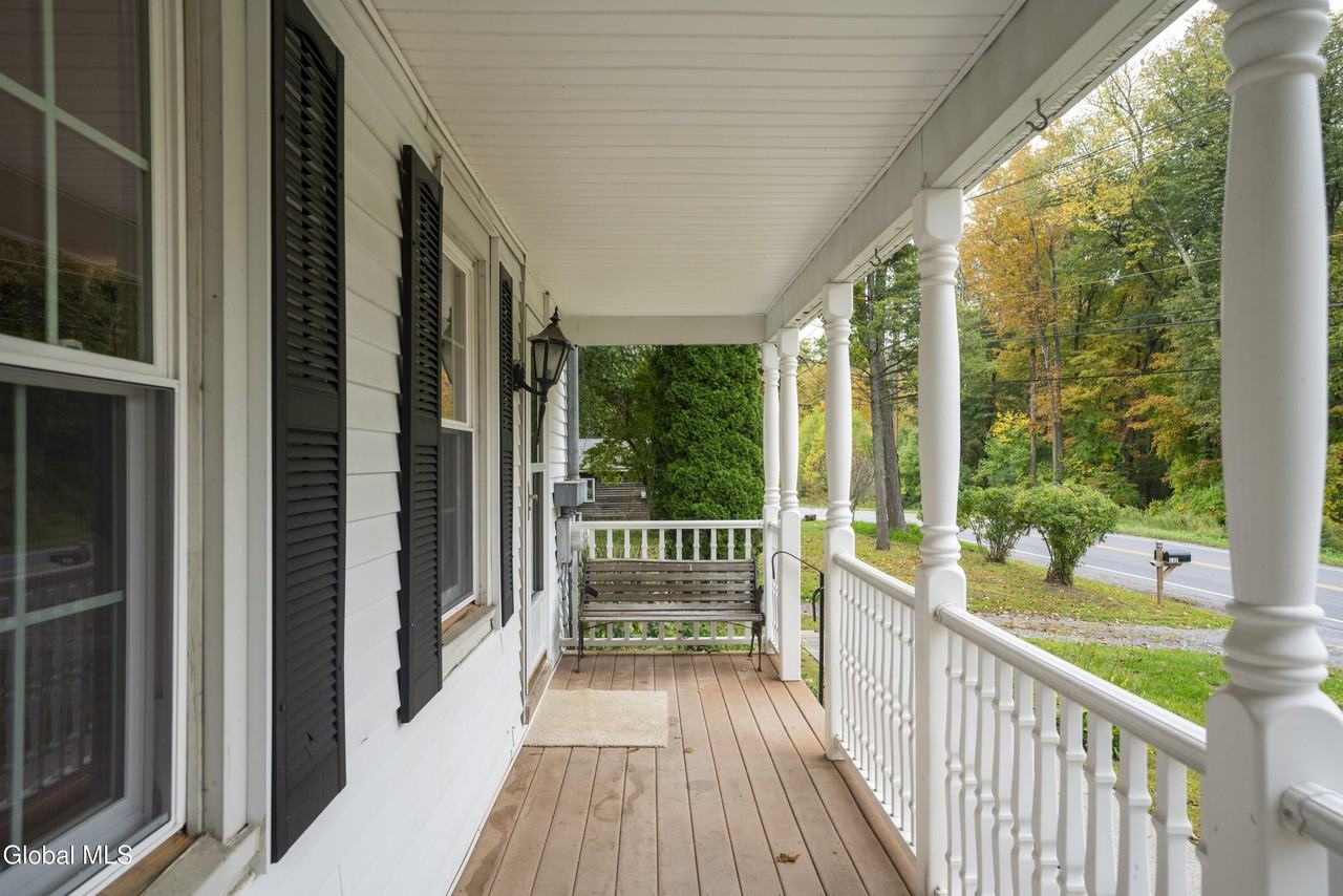 137 Daniels Rd - Photo 5 of 25