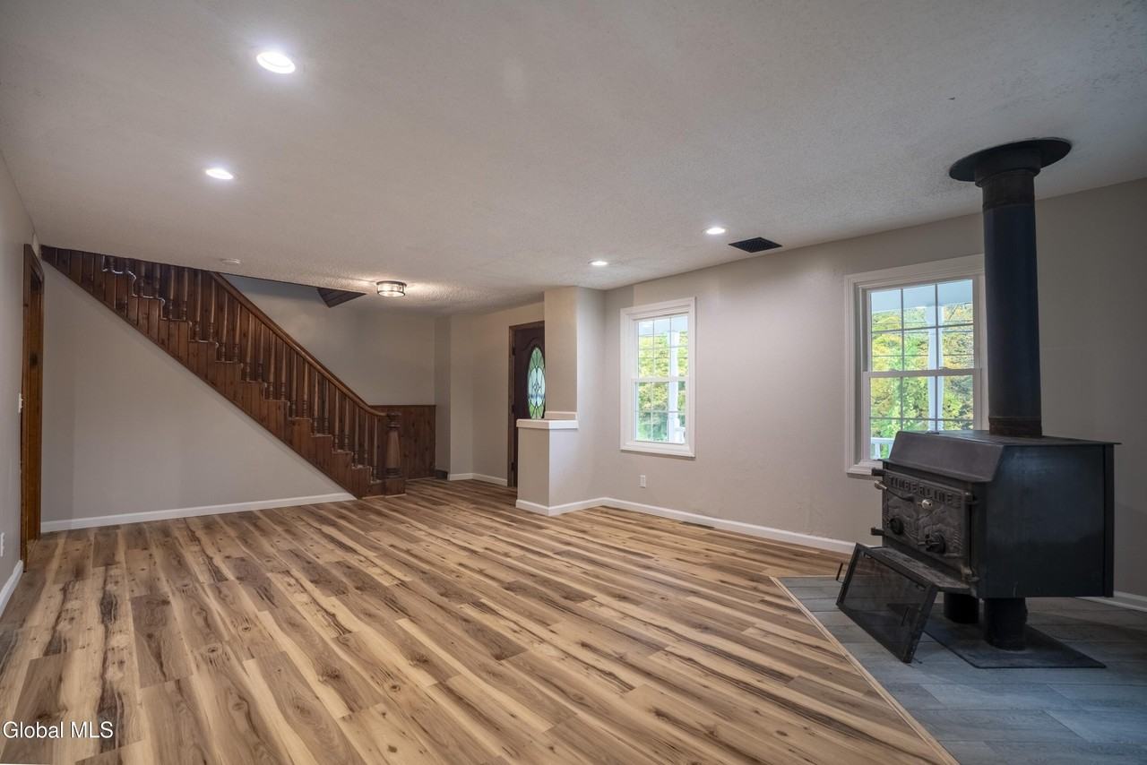 137 Daniels Rd - Photo 7 of 25