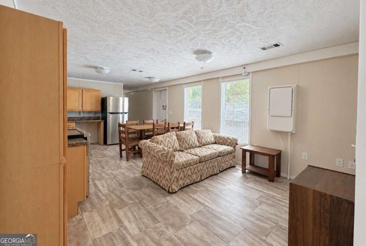 203 Sloan St - Photo 4 of 14