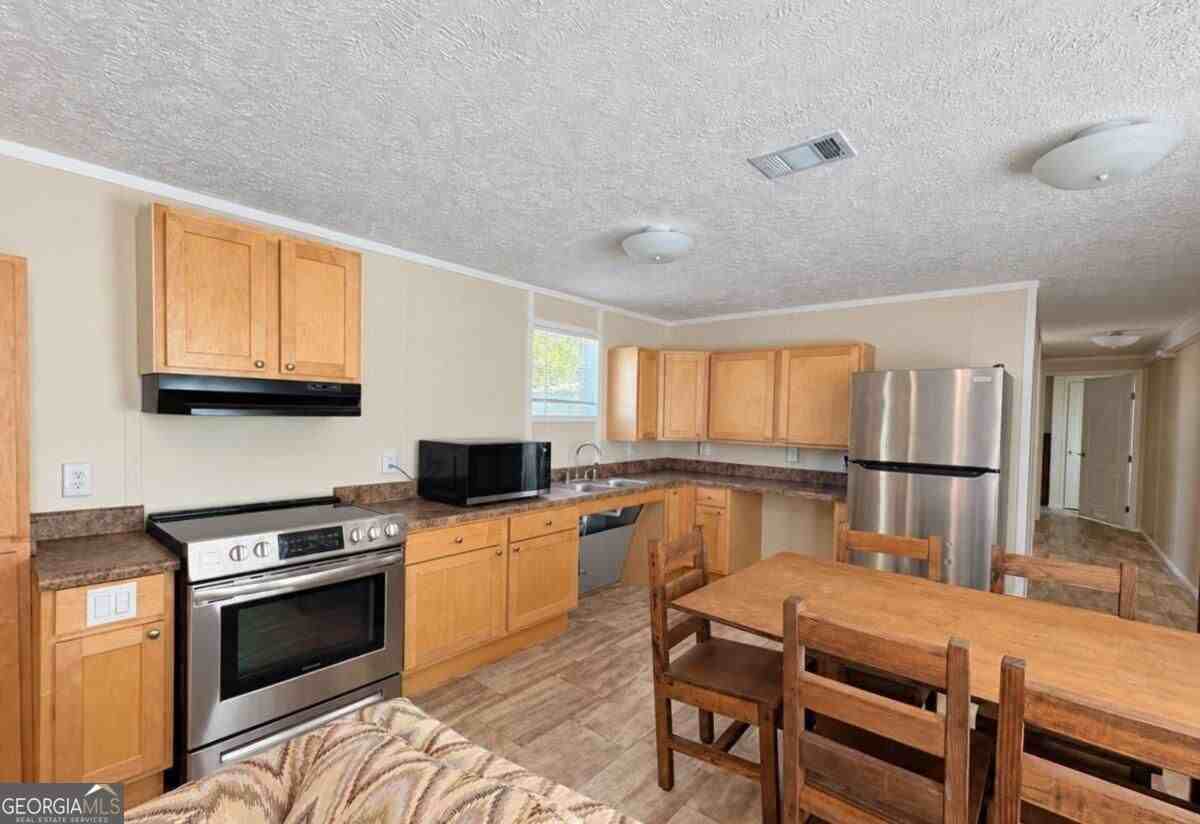 203 Sloan St - Photo 7 of 14