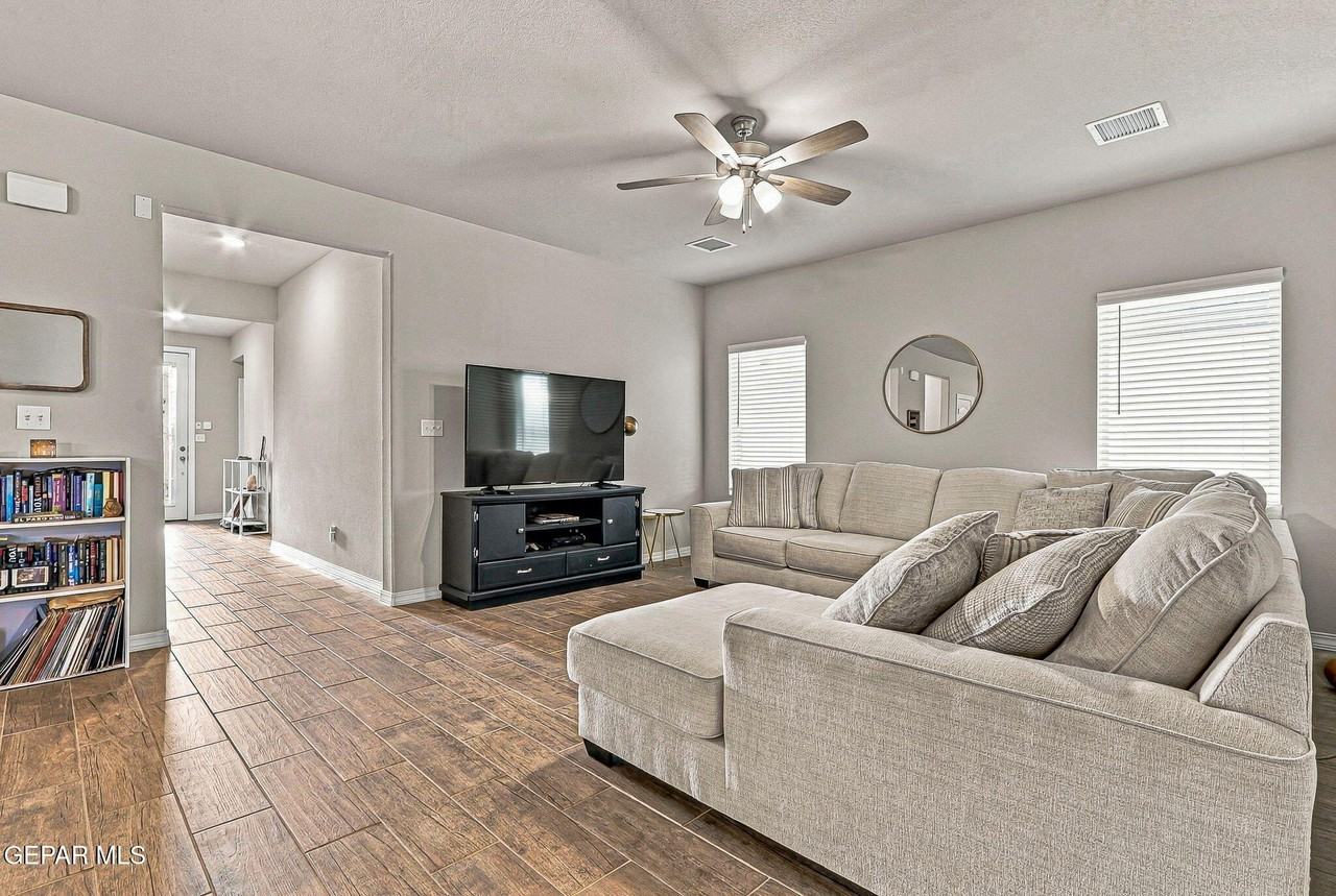 4076 Desert Nomad Dr - Photo 4 of 33