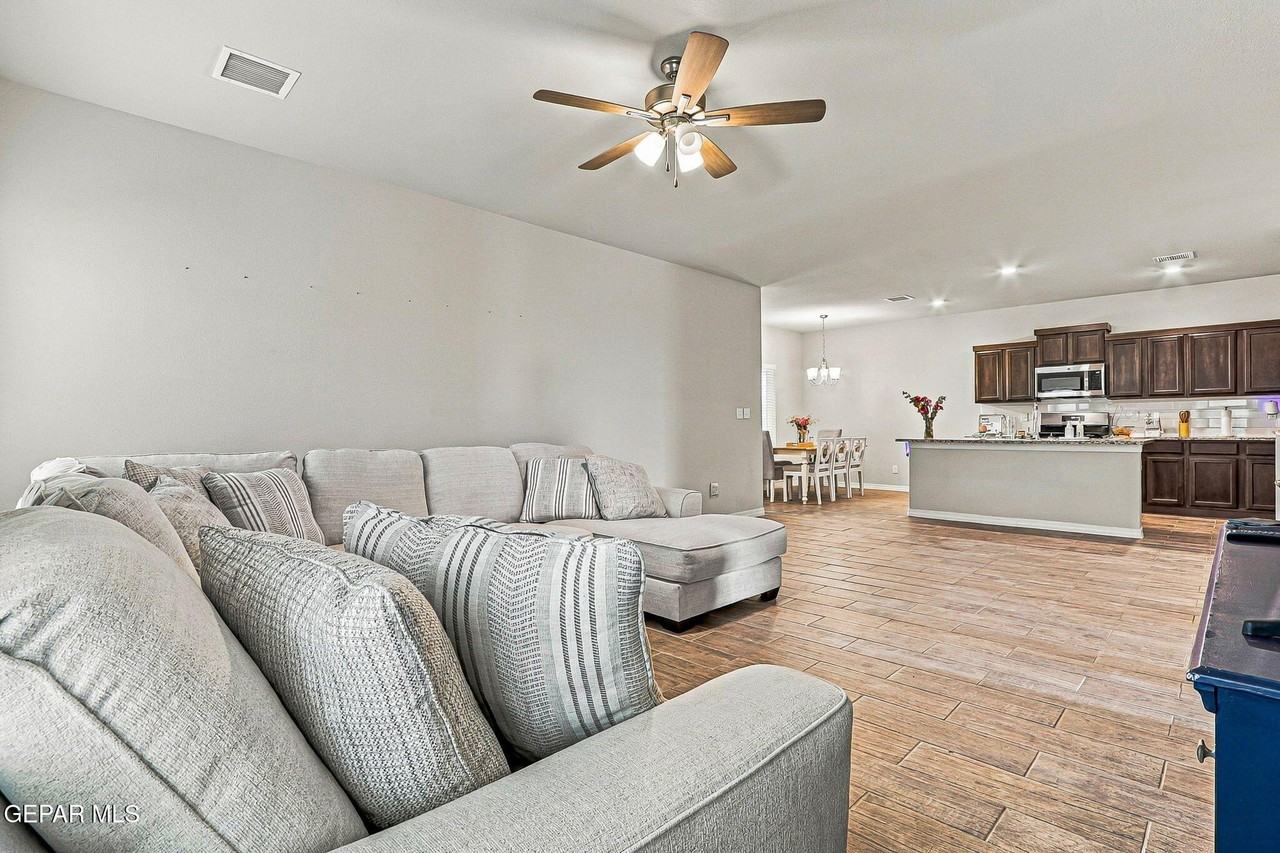 4076 Desert Nomad Dr - Photo 5 of 33