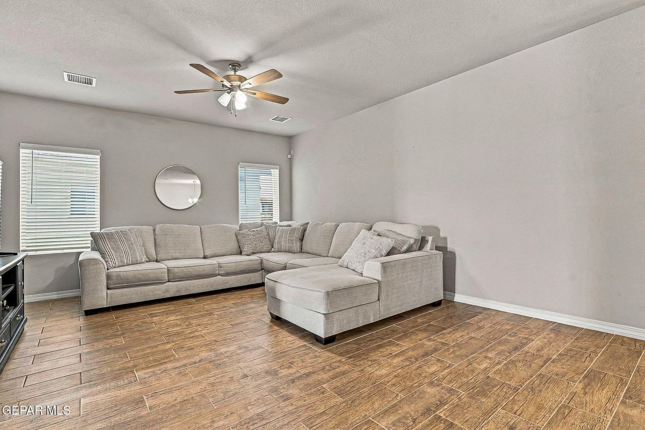 4076 Desert Nomad Dr - Photo 6 of 33