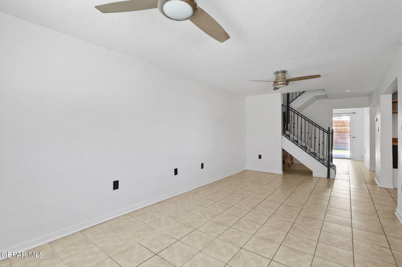 11048 Sunshine Ct - Photo 3 of 31
