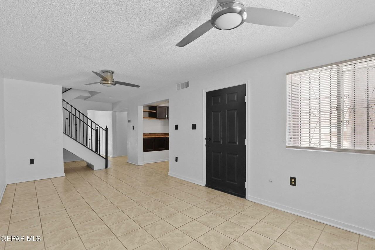 11048 Sunshine Ct - Photo 4 of 31