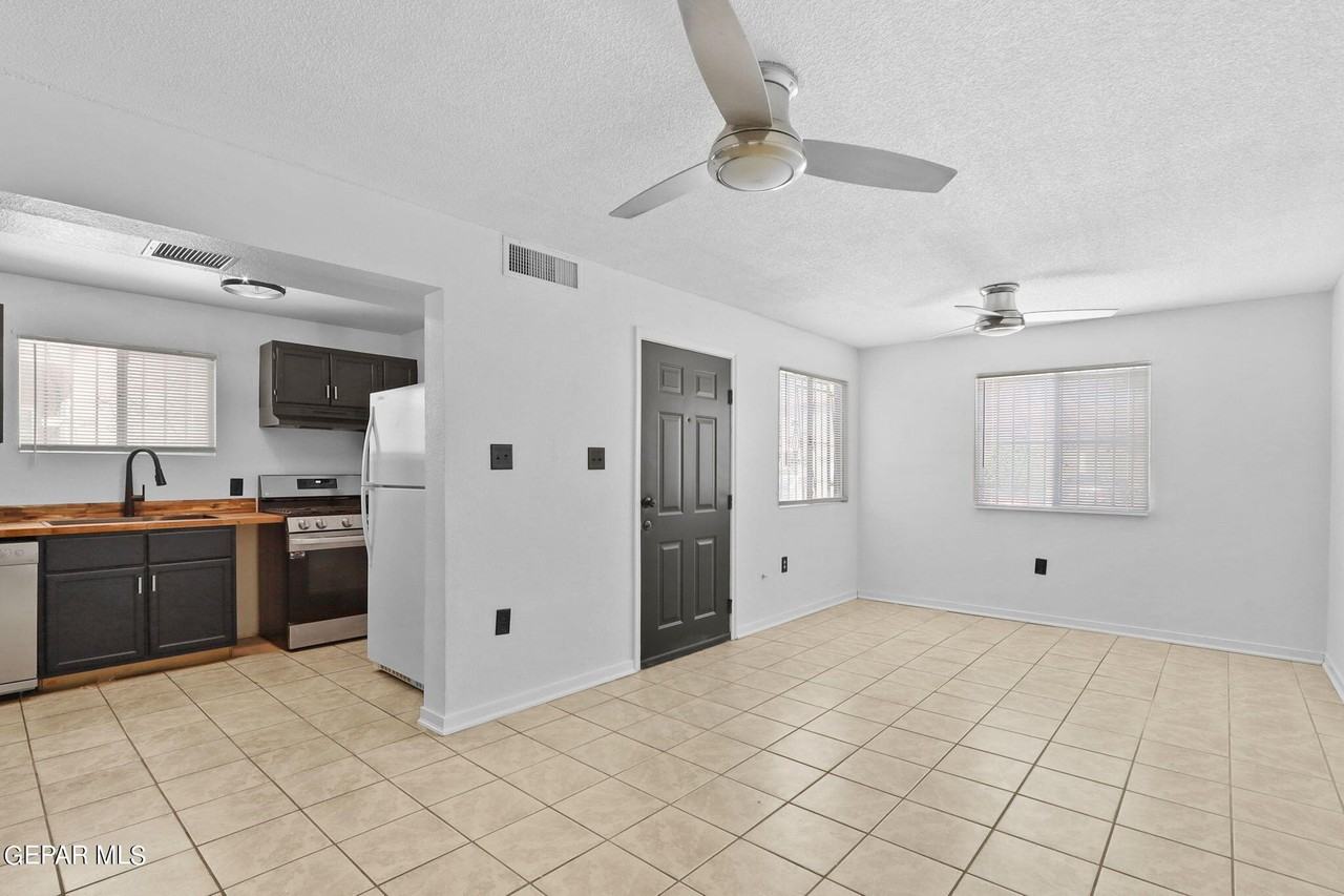 11048 Sunshine Ct - Photo 5 of 31