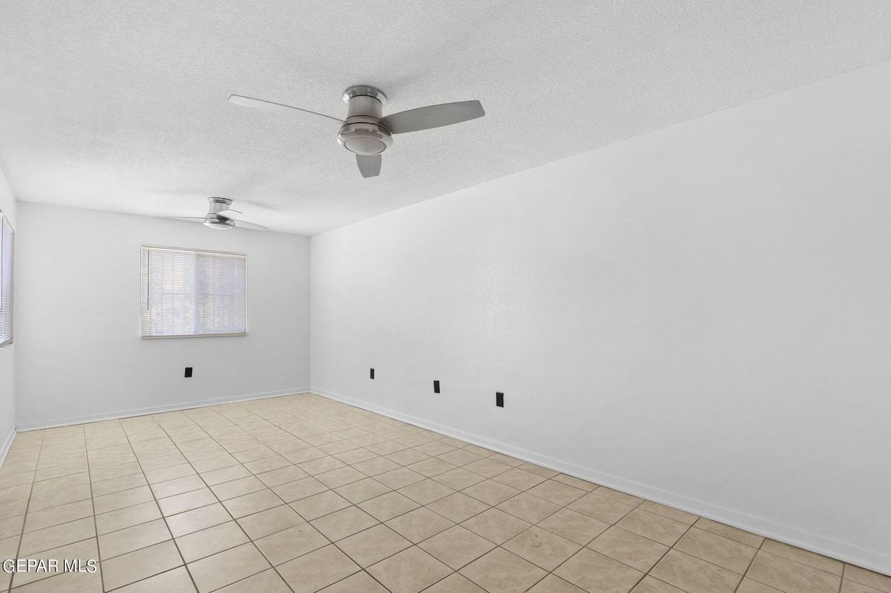 11048 Sunshine Ct - Photo 6 of 31