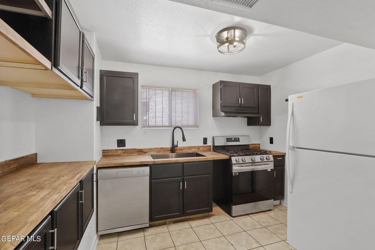 11048 Sunshine Ct - Photo 7 of 31