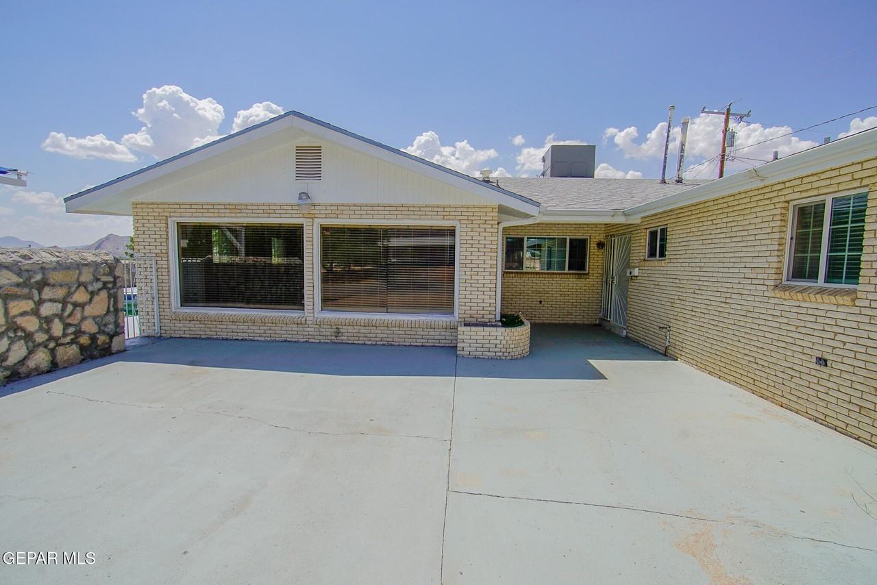 5801 Viewmont Ln - Photo 4 of 32