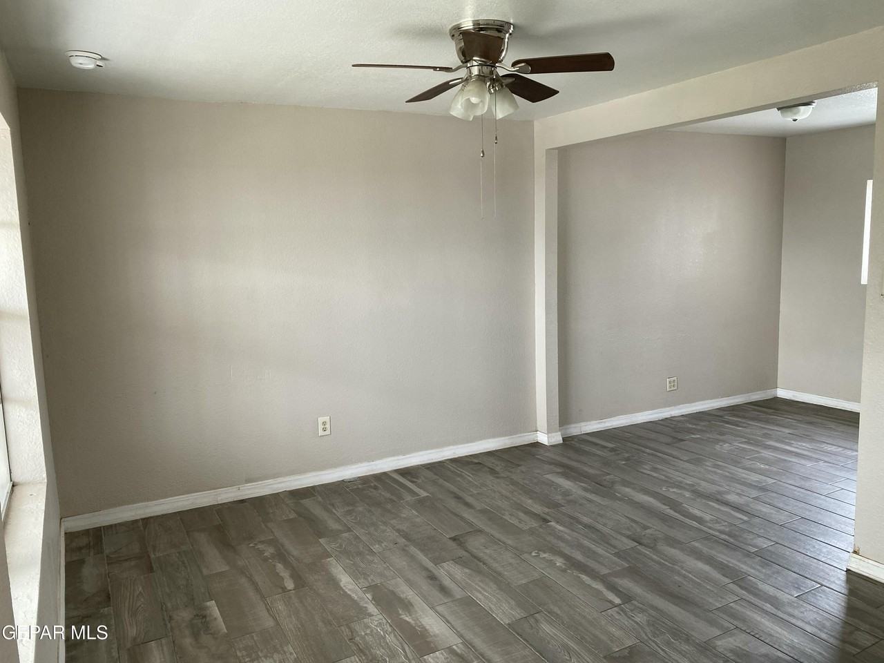 2927 Mobile Ave - Photo 2 of 10