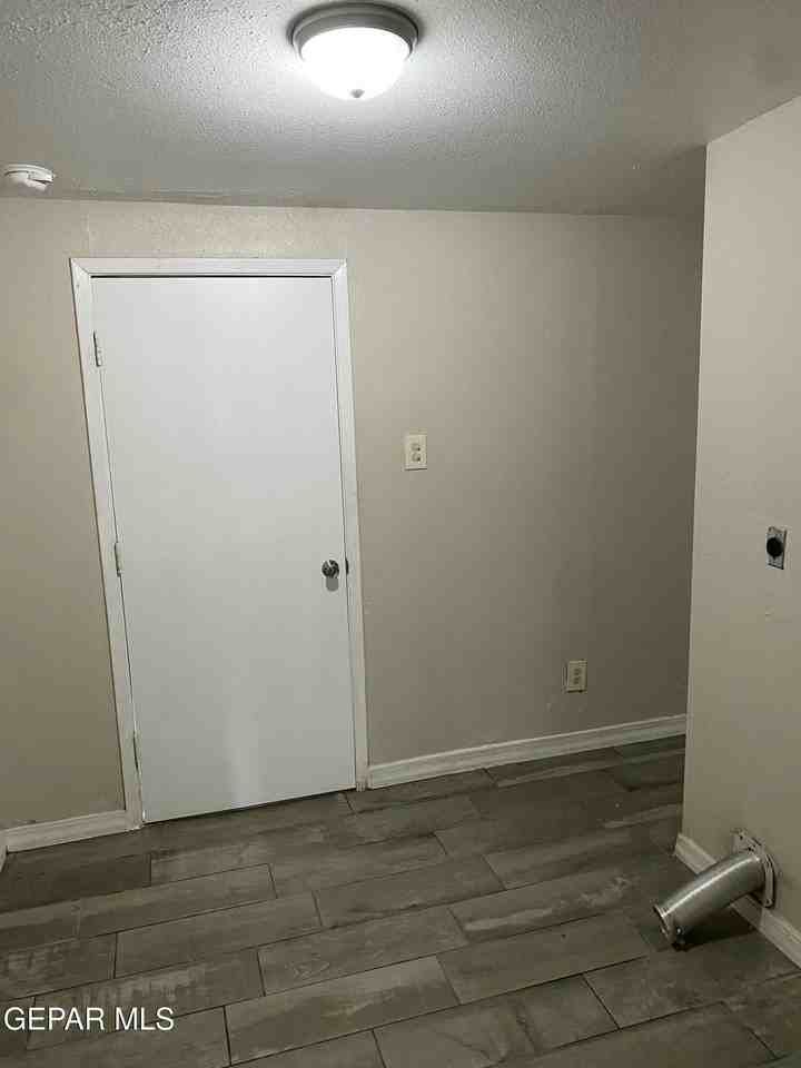 2927 Mobile Ave - Photo 4 of 10