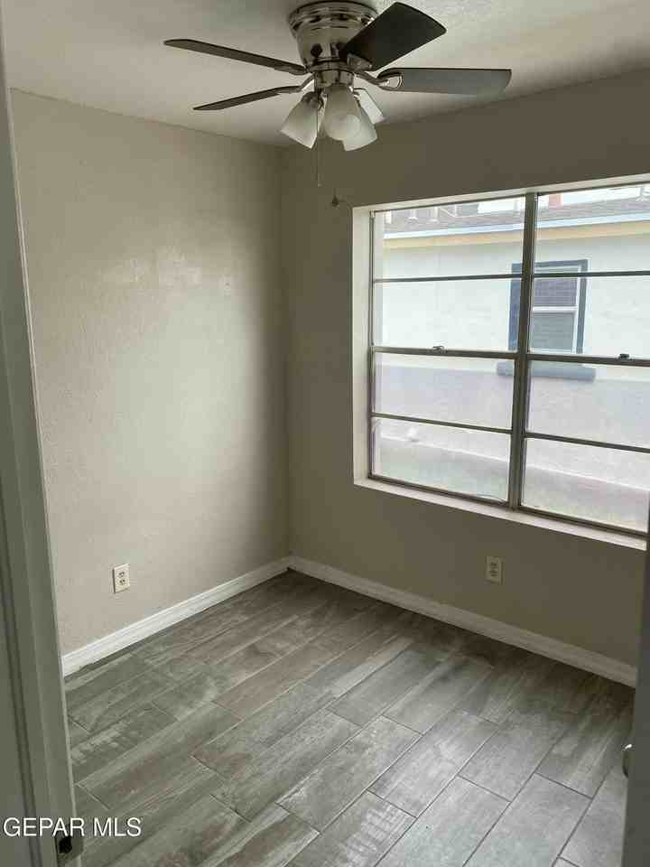 2927 Mobile Ave - Photo 6 of 10