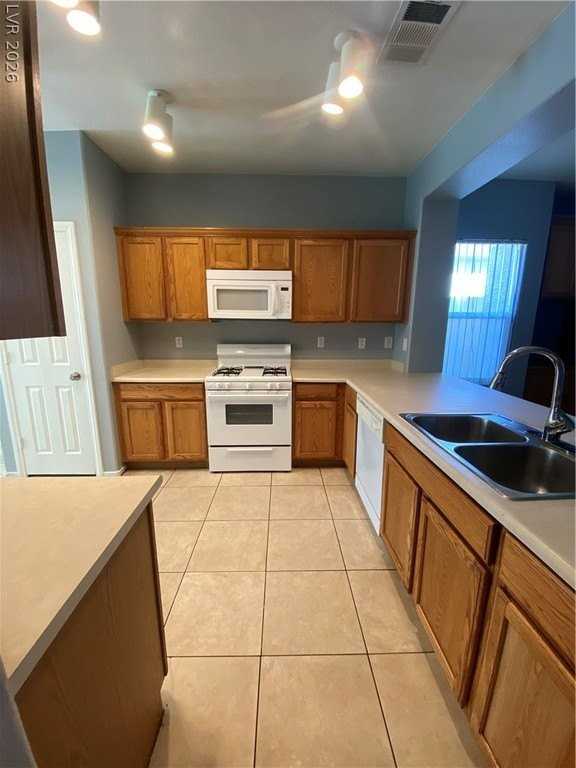 7242 Platinum Creek St - Photo 4 of 31
