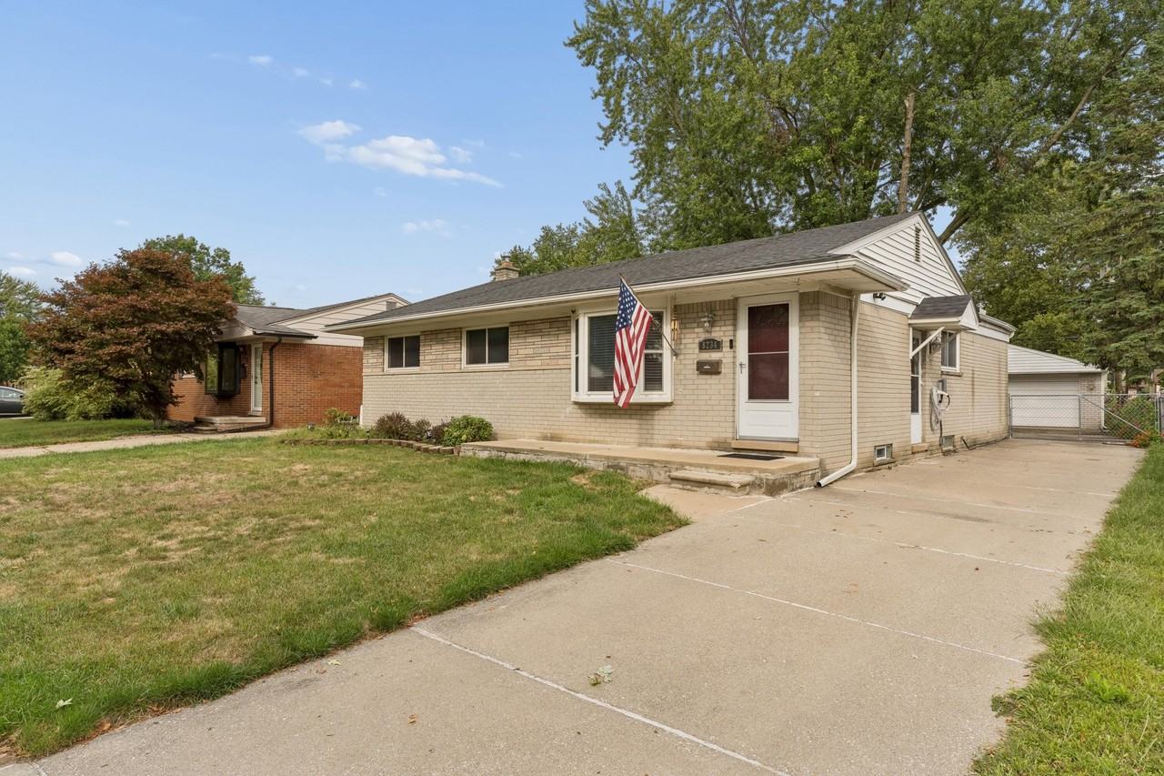 8234 Holly Dr - Photo 4 of 36