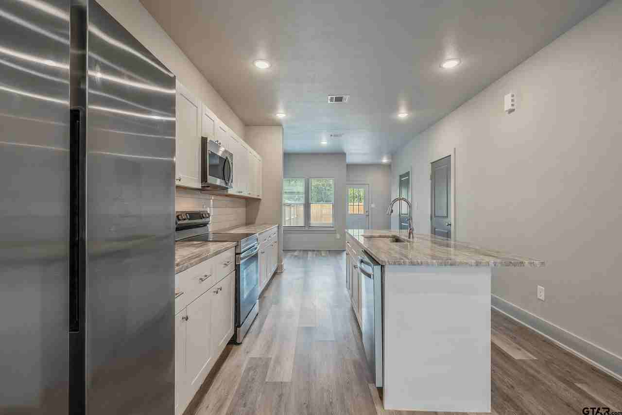 136 Belcher St - Photo 3 of 22